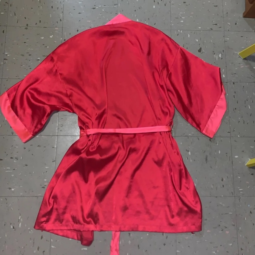 Robe - Picture 3 of 3